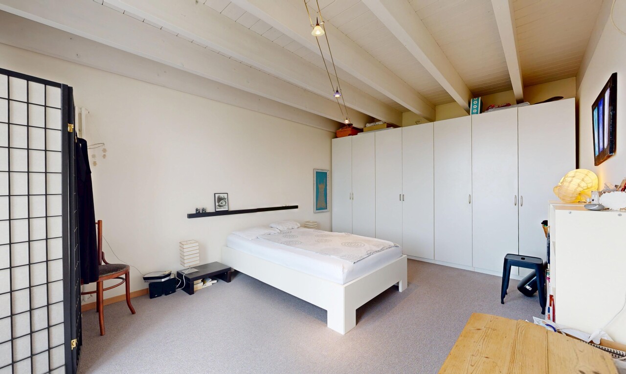 zimmer / schlafzimmer mit beamed ceiling, balkendecke, high end ceiling, carpet, und teppich