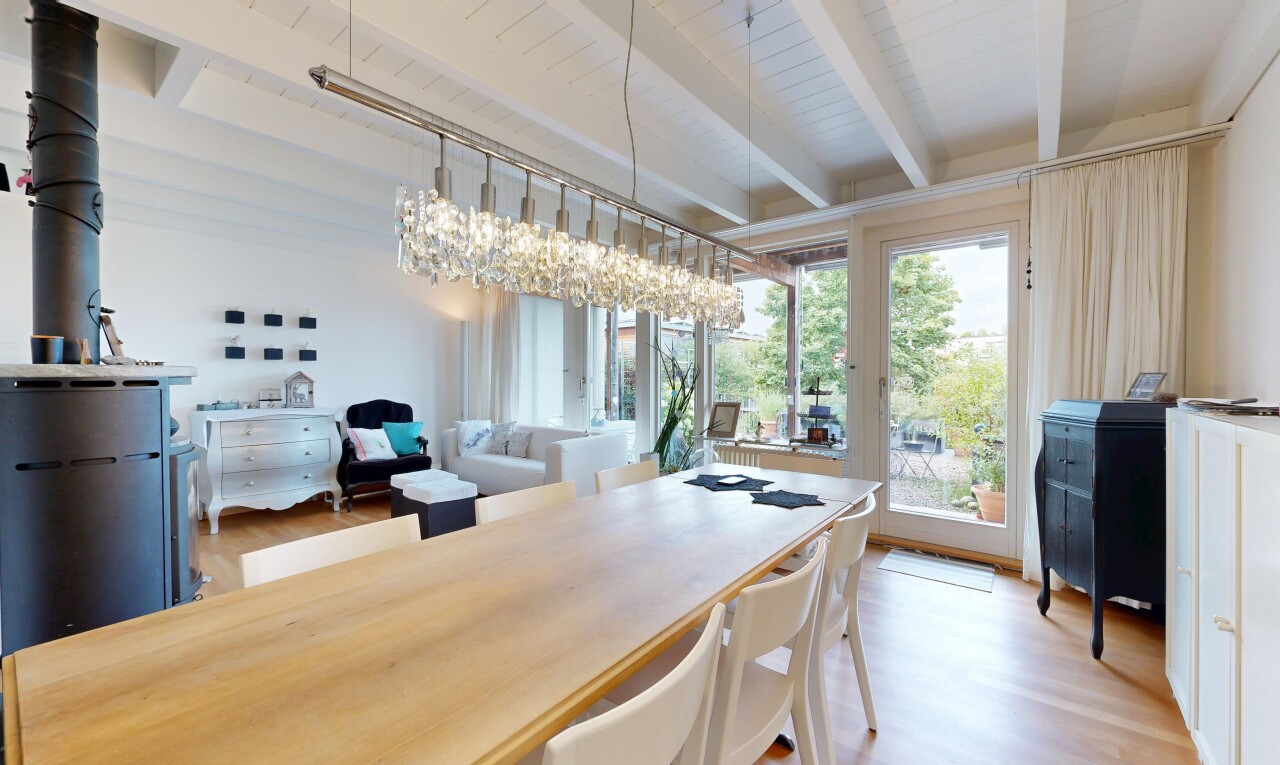 wohn- / esszimmer mit beamed ceiling, balkendecke, high end ceiling, wood finish floor, und holzfußboden
