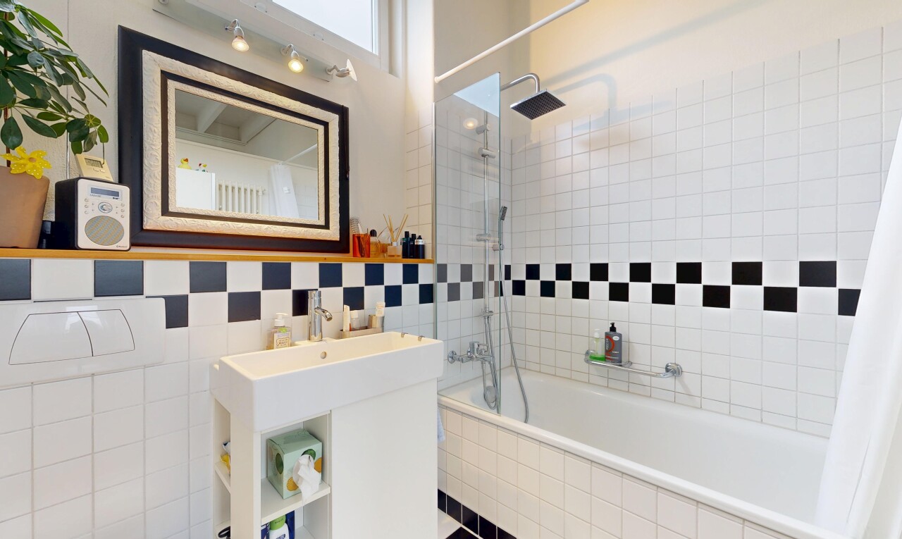 bad mit kombiniertes bad / dusche, komplettes badezimmer, spiegel, tile wall, und fliesenwand