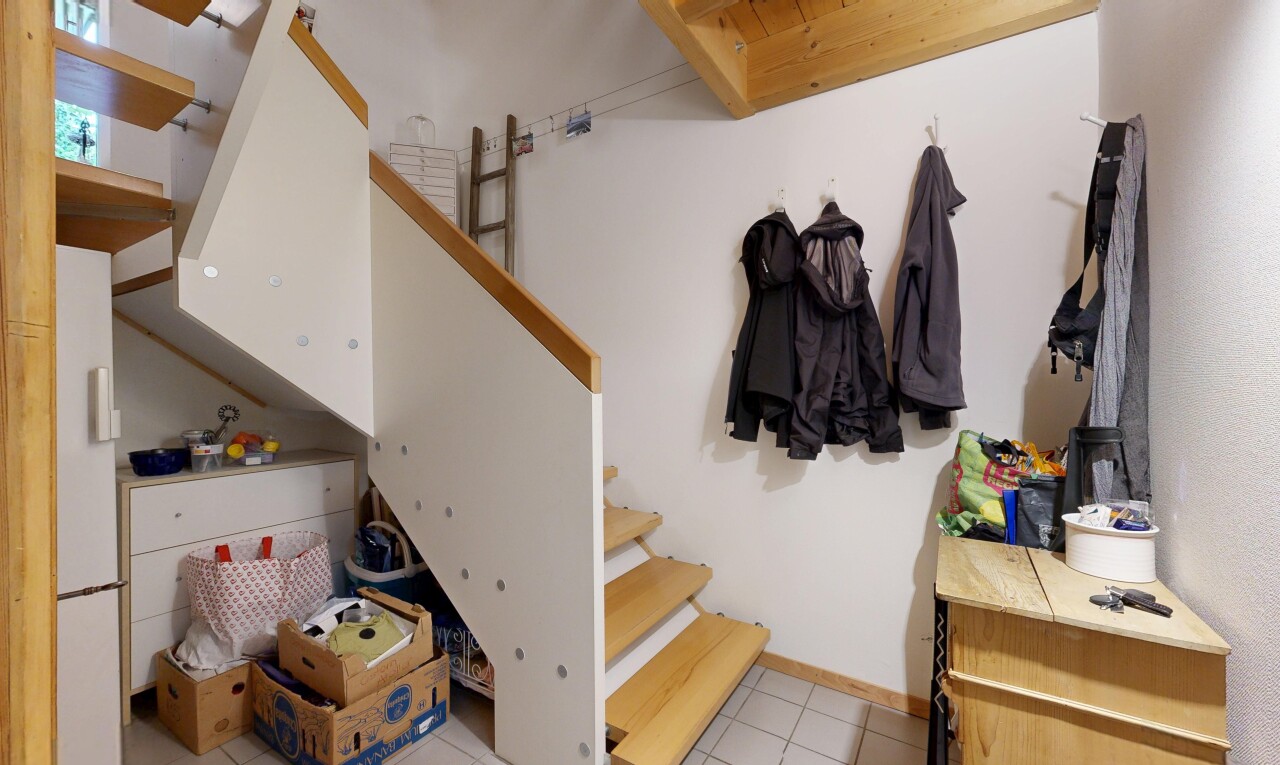 treppe mit treppen, inside property, wood finish stairs, gipskartonwand, und drywall
