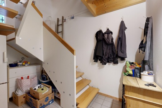 treppe mit treppen, inside property, wood finish stairs, gipskartonwand, und drywall