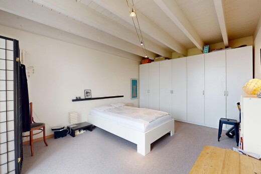 zimmer / schlafzimmer mit beamed ceiling, balkendecke, high end ceiling, carpet, und teppich