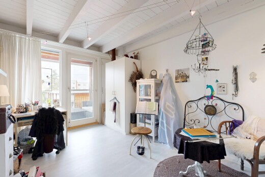 zimmer / schlafzimmer mit außenzugang, beamed ceiling, balkendecke, high end ceiling, und drywall