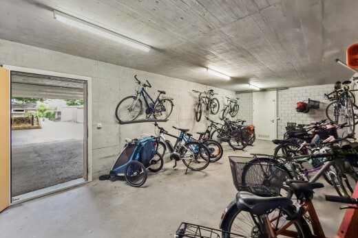 fitnessstudio mit concrete floor und inside community