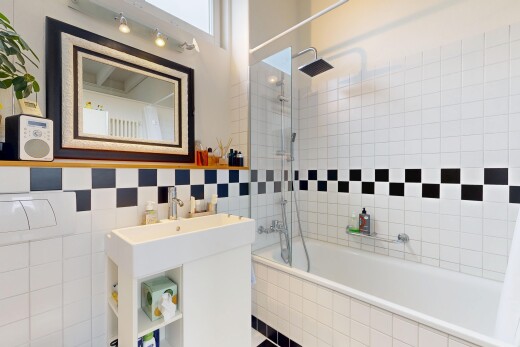 bad mit kombiniertes bad / dusche, komplettes badezimmer, spiegel, tile wall, und fliesenwand