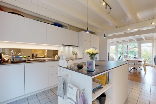 küche mit dark countertops, arbeitsplatten, white cabinets, weiße schränke, und light floor