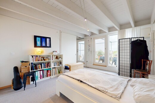 zimmer / schlafzimmer mit beamed ceiling, balkendecke, high end ceiling, carpet, und teppich