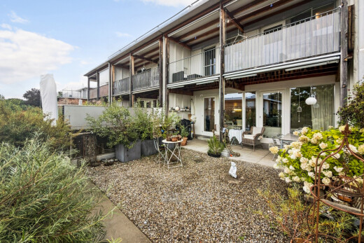 außenansicht mit balkon, terrasse, und day time