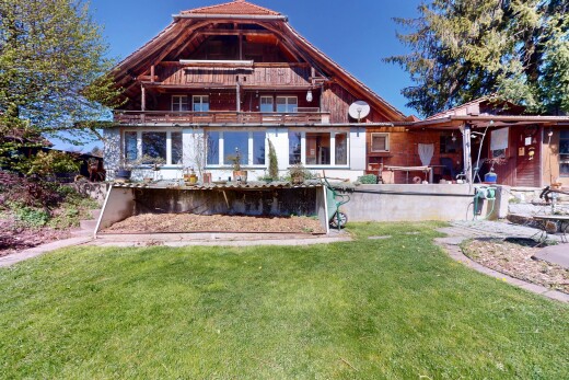 außenansicht mit rasen