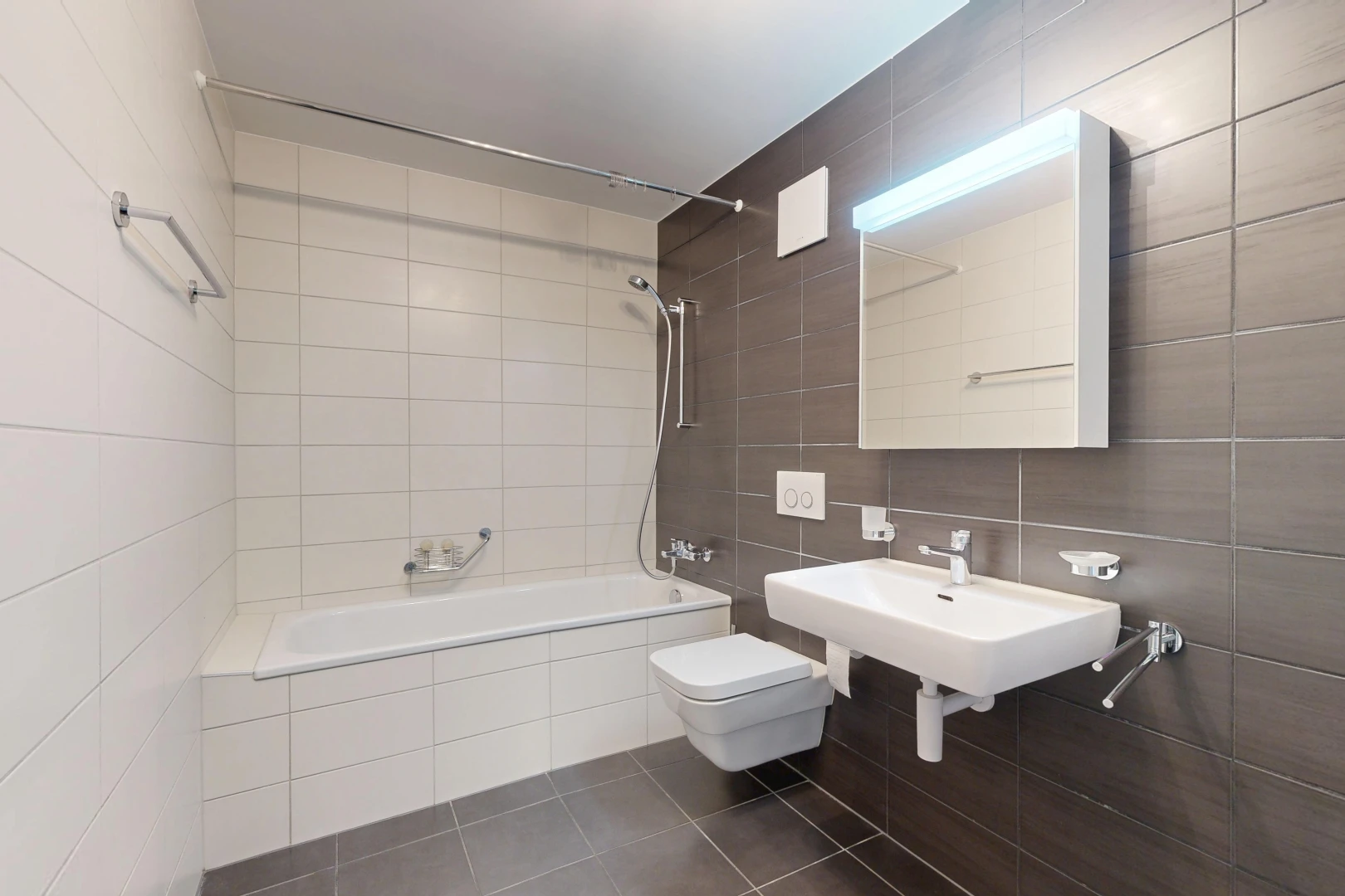 salle de bains avec douche-bain combinés, tile wall, mur en carrelage, miroir, et salle de bain complète