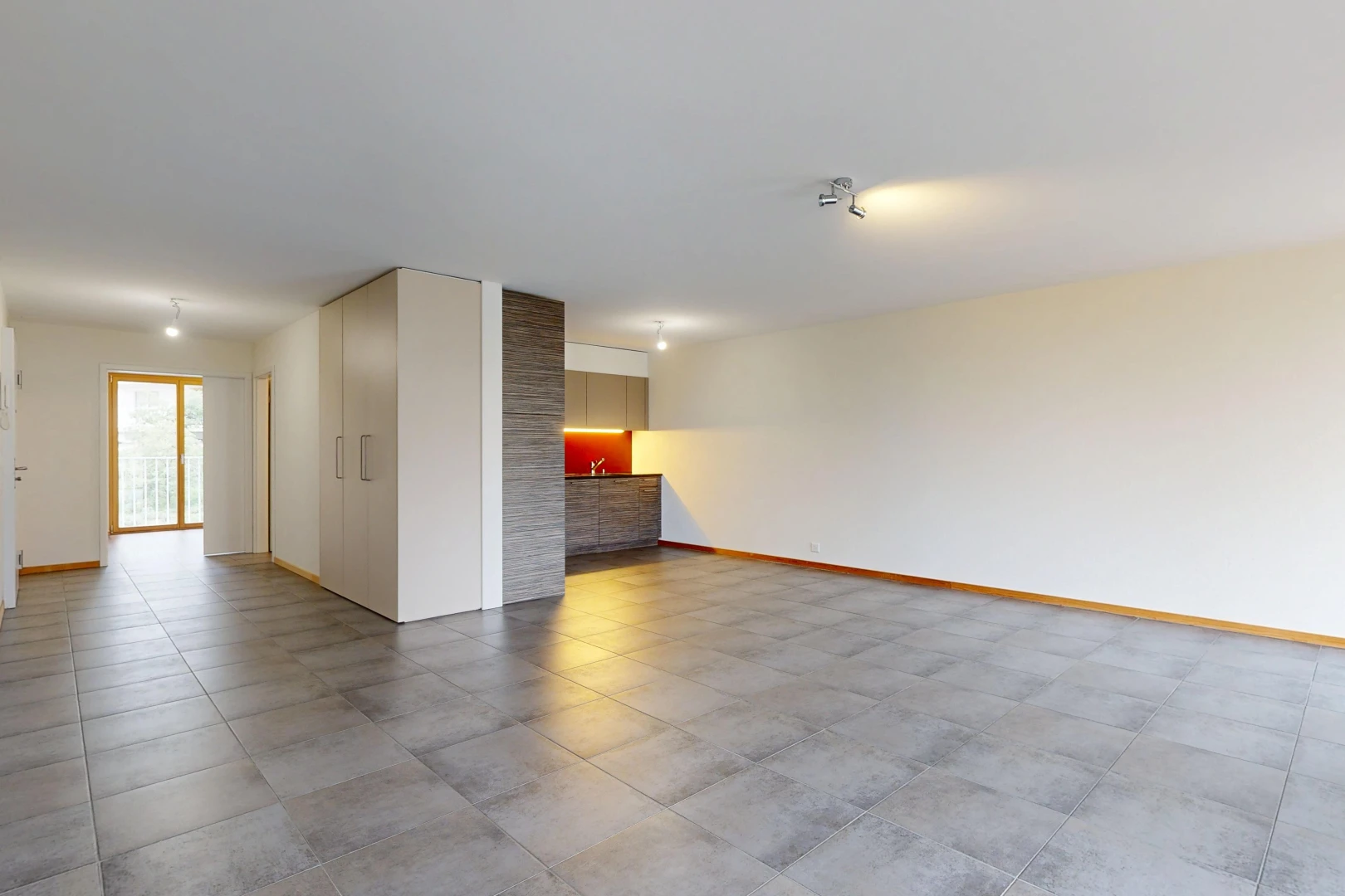 pièce vide avec accès à l'extérieur, cloison sèche, drywall, plinthes murales, et baseboards wall