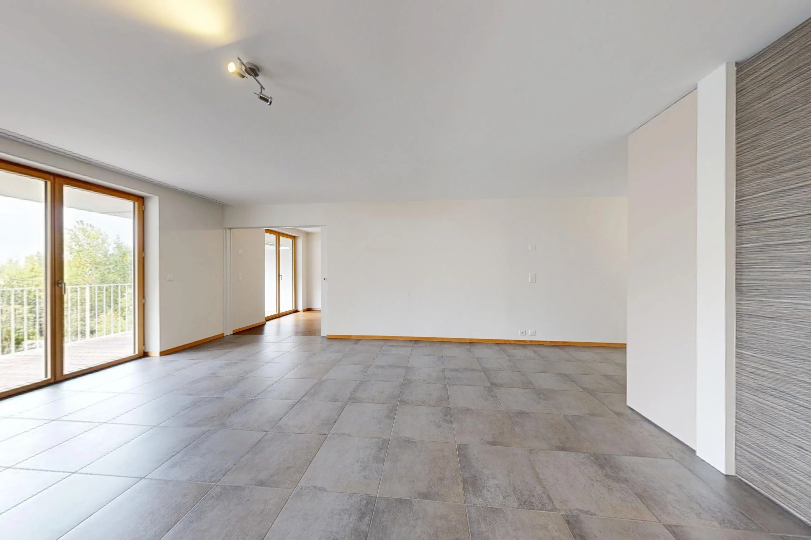 pièce vide avec accès à l'extérieur, cloison sèche, drywall, light floor, et inside property