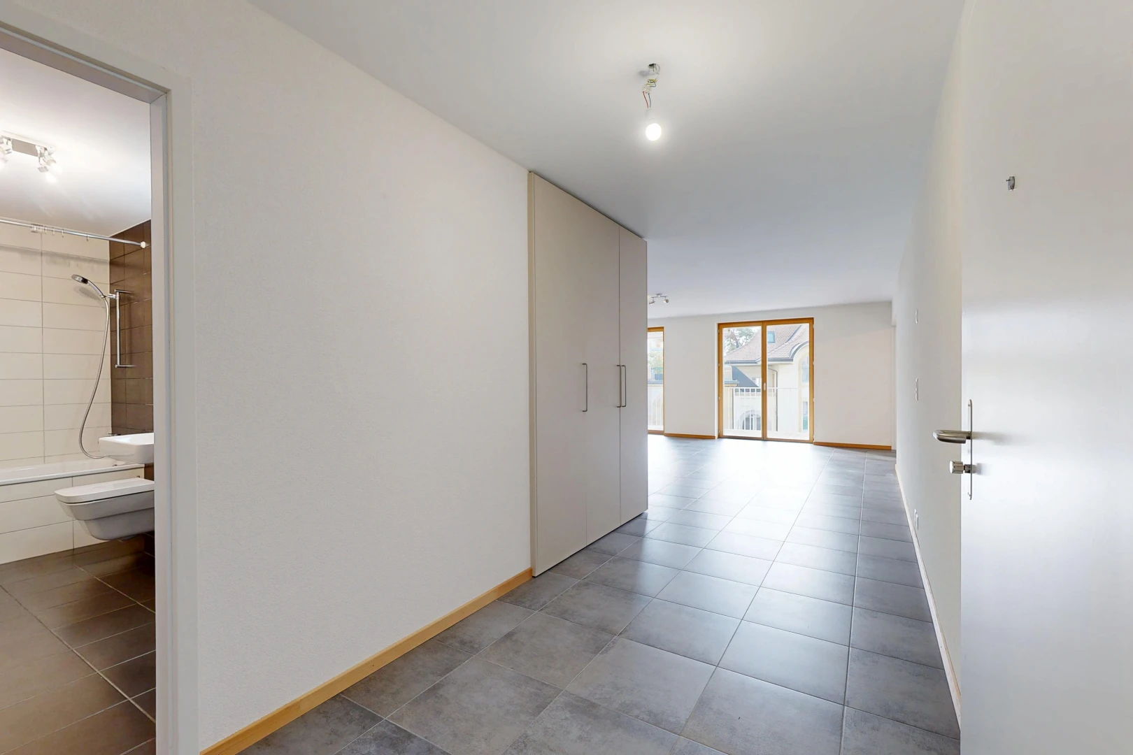 couloir avec cloison sèche, drywall, inside property, plinthes murales, et baseboards wall