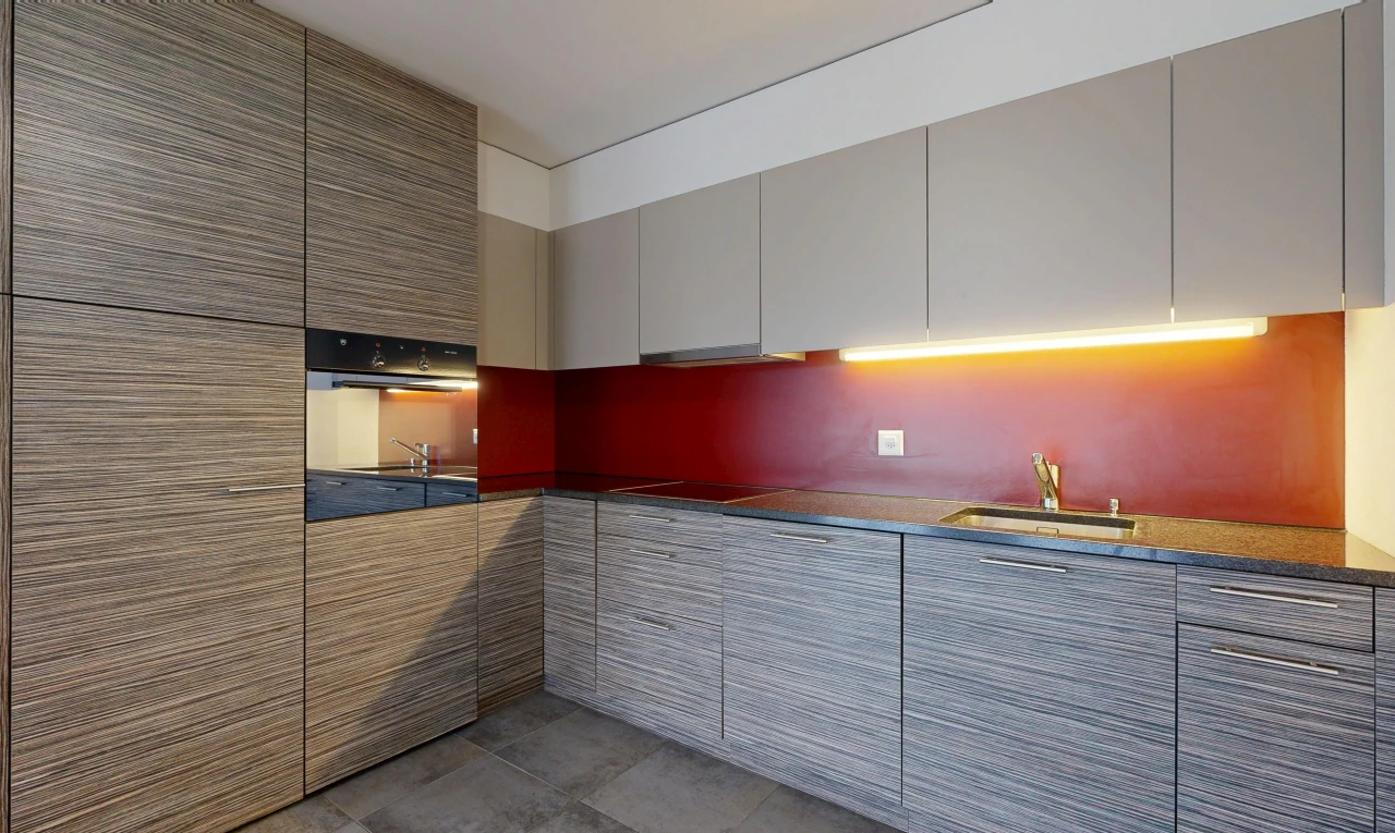 cuisine avec armoires à panneau plat, flat panel cabinets, évier, plans de travail, et dark countertops