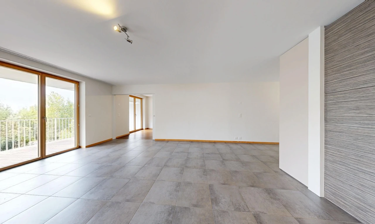 pièce vide avec accès à l'extérieur, cloison sèche, drywall, light floor, et inside property