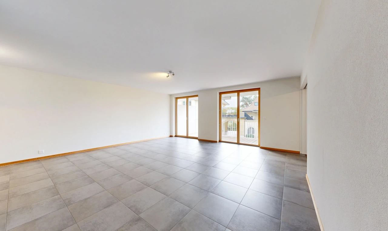 pièce vide avec accès à l'extérieur, light floor, inside property, baseboards wall, et plinthes murales