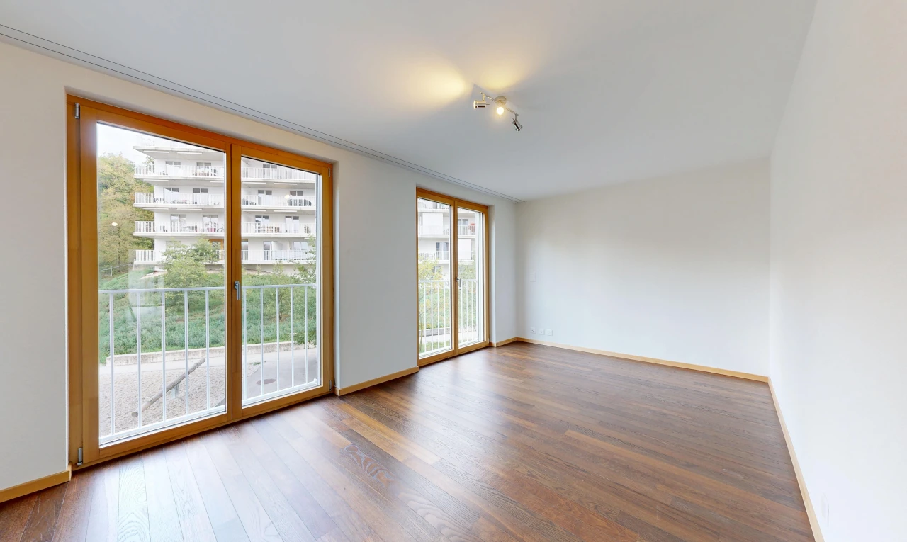 pièce vide avec accès à l'extérieur, cloison sèche, drywall, plinthes murales, et baseboards wall