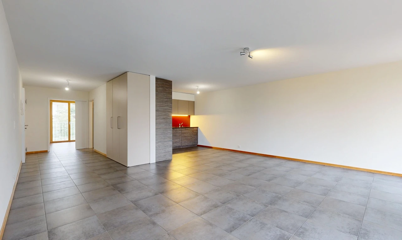 pièce vide avec accès à l'extérieur, cloison sèche, drywall, plinthes murales, et baseboards wall