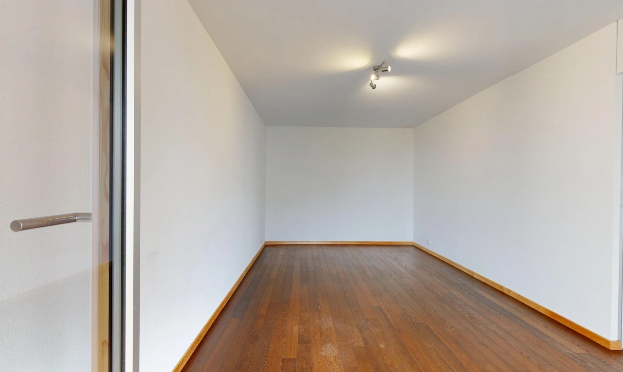 pièce vide avec drywall, cloison sèche, inside property, wood finish floor, et sol en finition bois