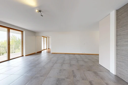 pièce vide avec accès à l'extérieur, cloison sèche, drywall, light floor, et inside property