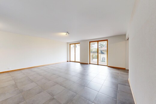 pièce vide avec accès à l'extérieur, light floor, inside property, baseboards wall, et plinthes murales