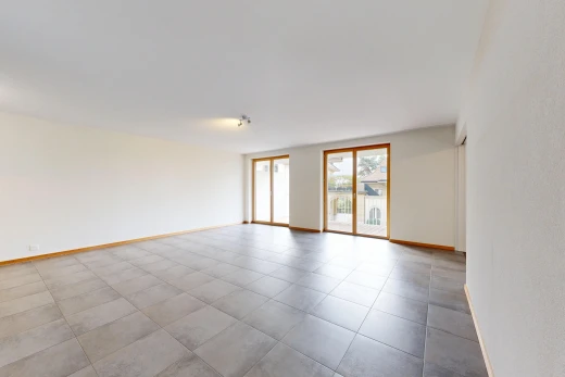 pièce vide avec accès à l'extérieur, light floor, inside property, baseboards wall, et plinthes murales