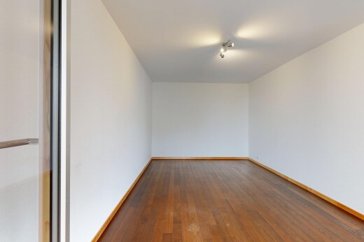 pièce vide avec drywall, cloison sèche, inside property, wood finish floor, et sol en finition bois