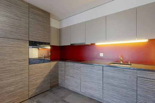 cuisine avec armoires à panneau plat, flat panel cabinets, évier, plans de travail, et dark countertops
