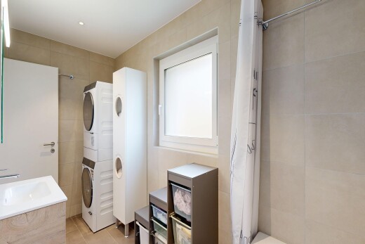 bad mit tile wall, fliesenwand, light floor, inside property, und waschturm