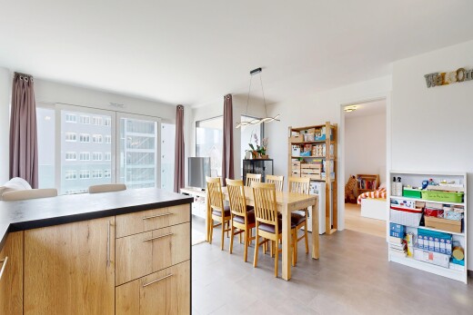 esszimmer mit light floor, inside property, fernseher, natürliches licht, und natural light