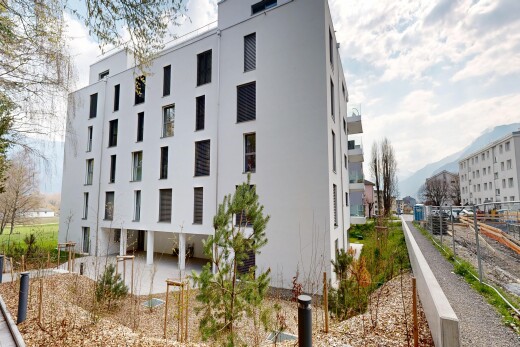 außenansicht mit blick auf wohnanlage, apartment complex view, zaun, und day time