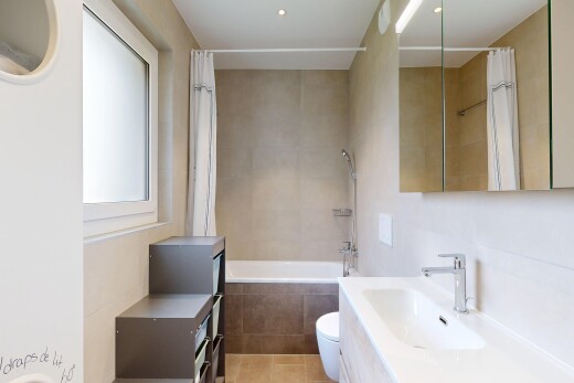 bad mit spiegel, toilette, inside property, kombiniertes bad / dusche, und schminktisch