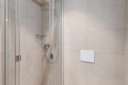 bad mit komplettes badezimmer, dusche, und inside property