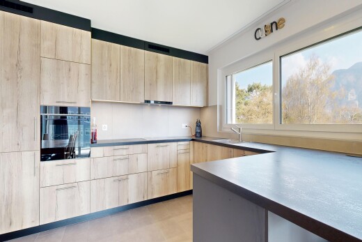 küche mit hellbraune schränke, light brown cabinets, ofen, inside property, und day time