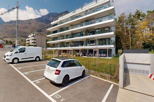 außenansicht mit apartment complex view, blick auf wohnanlage, mountain view, blick auf die berge, und parkplatz