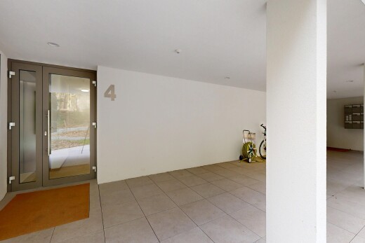 leerer raum mit inside property, light floor, fliesenboden, tile floor, und gipskartonwand