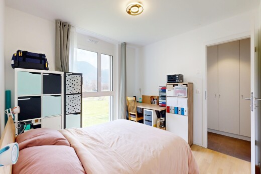 zimmer / schlafzimmer mit natürliches licht, natural light, gipskartonwand, drywall, und holzfußboden