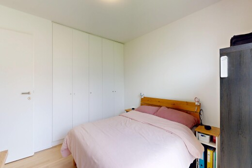 zimmer / schlafzimmer mit inside property, gipskartonwand, drywall, holzfußboden, und wood finish floor
