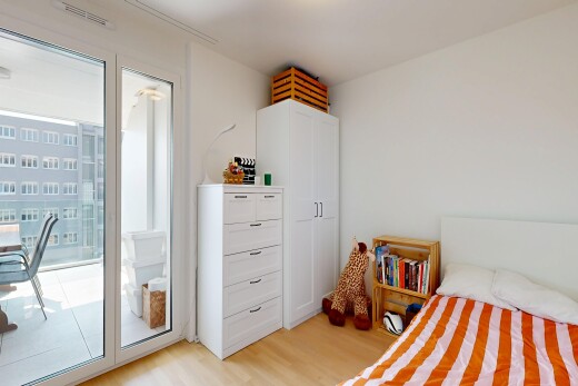 zimmer / schlafzimmer mit wood finish floor, holzfußboden, inside property, drywall, und gipskartonwand