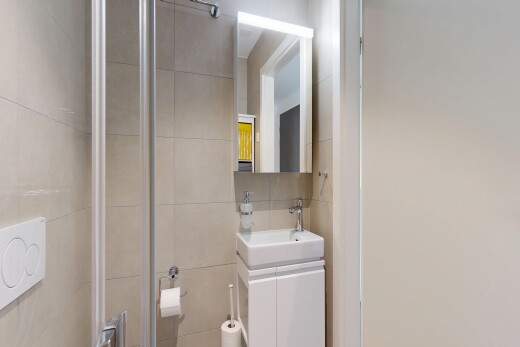 bad mit schminktisch, spiegel, fliesenwand, tile wall, und waschbecken