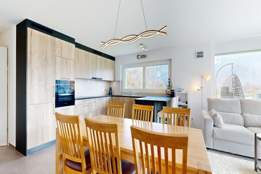 wohn- / esszimmer mit gipskartonwand, drywall, natürliches licht, natural light, und light floor