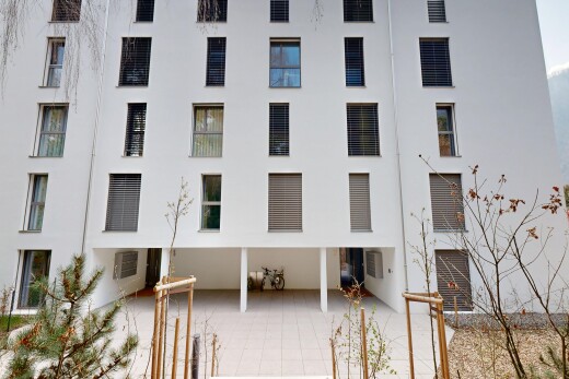 außenansicht mit blick auf wohnanlage, apartment complex view, und from community