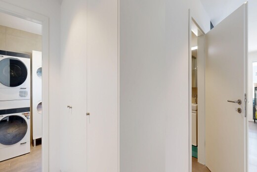 wäschekammer mit wäscherei, waschturm, inside property, light floor, und drywall