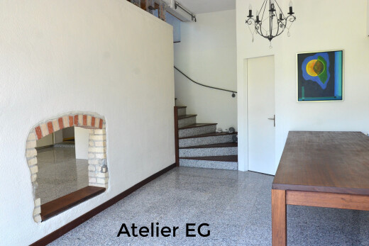 treppe mit terrazzoboden, aggregate floor, bemerkenswerter kronleuchter, gipskartonwand, und drywall