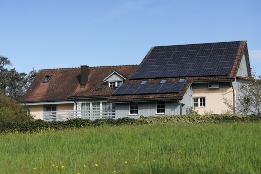 außenansicht mit solaranlage, property visible, und day time