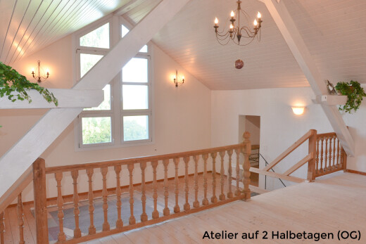 treppe mit holzfußboden, wood finish floor, gipskartonwand, drywall, und natürliches licht