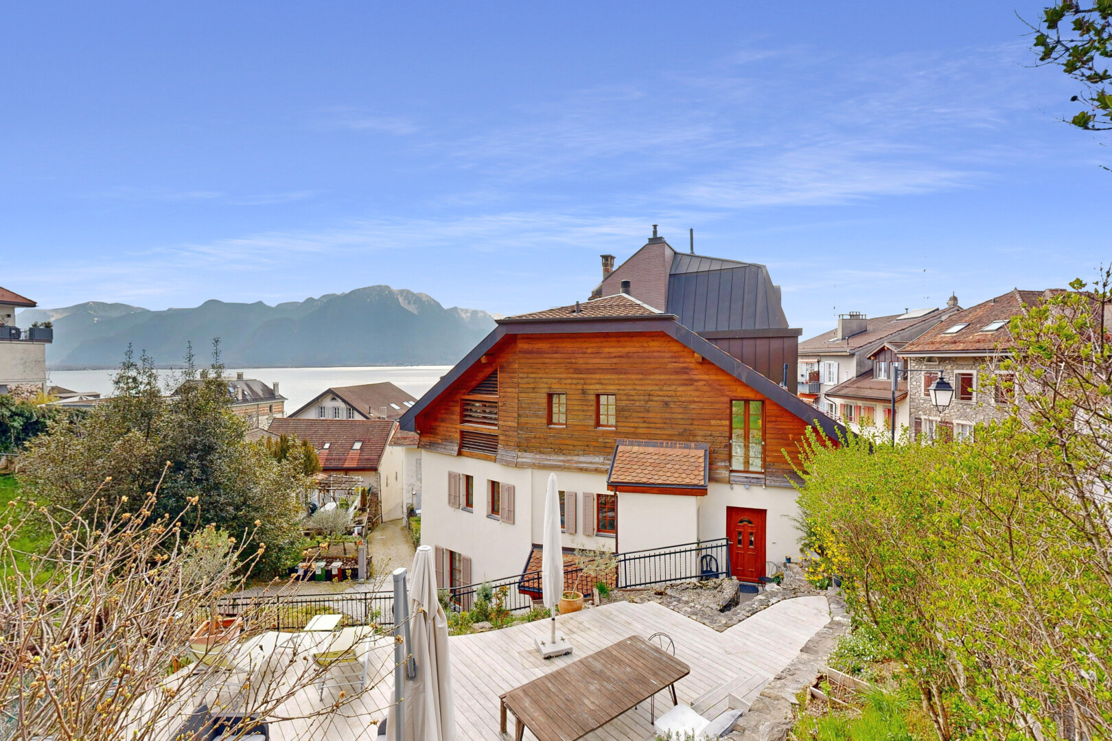 outdoor house featuring metal roof and a mountain view