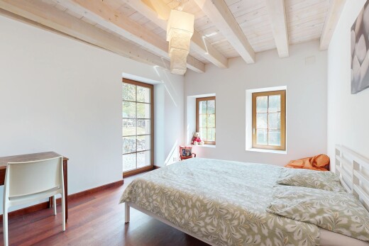 chambre avec sol en finition bois, plafond à poutres, lumière naturelle, plafond en bois, et cloison sèche