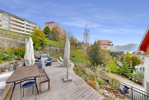 terrasse mit essbereich im freien und zaun