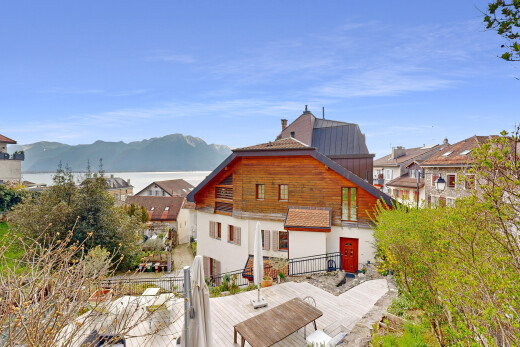außenansicht mit metalldach, holzverkleidung, blick auf die berge, und horizontale verkleidung